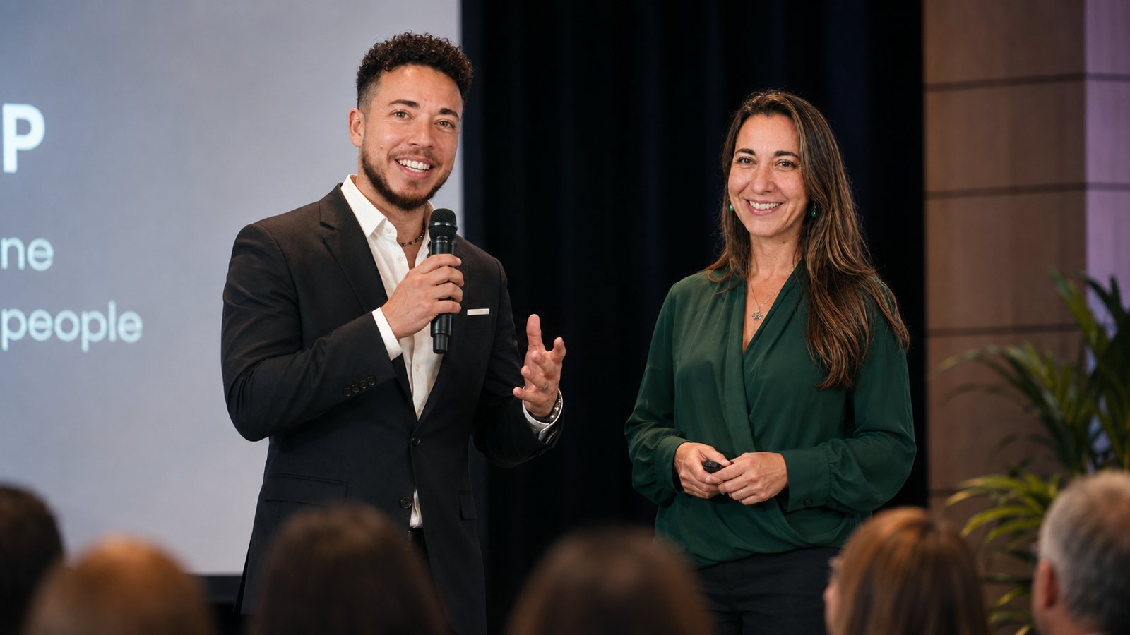 Sonia y Ben dando una charla para empresas